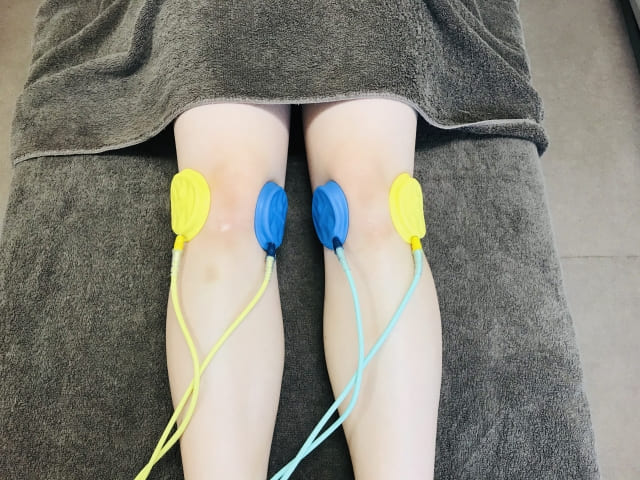 ひざに電気療法する患者