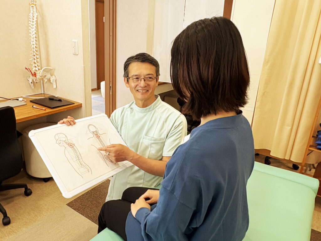 患者様にお身体の状態を説明するけん幸整体院こまつの院長