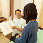 患者様にお身体の状態を説明するけん幸整体院こまつの院長