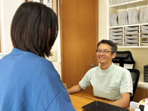 患者様に日常生活の指導をするけん幸整体院こまつの院長