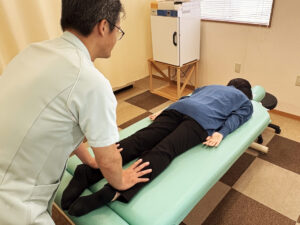 施術前後のお身体の状態を確認する院長