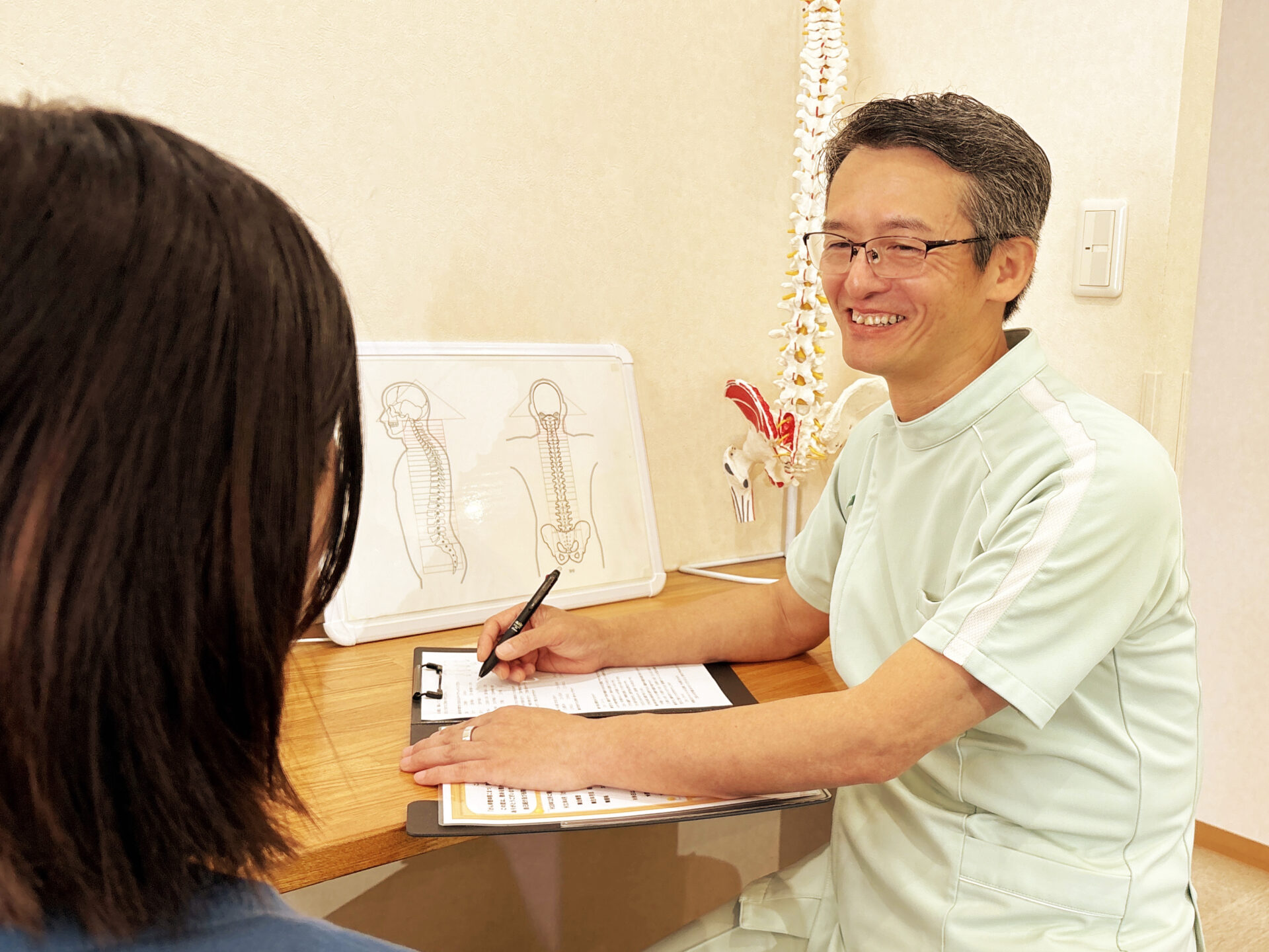 患者様からお悩みを確認するけん幸整体院こまつの院長